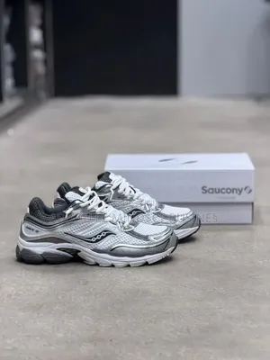 Saucony Omni 9 Couleur Noir Et Blanc Disponible