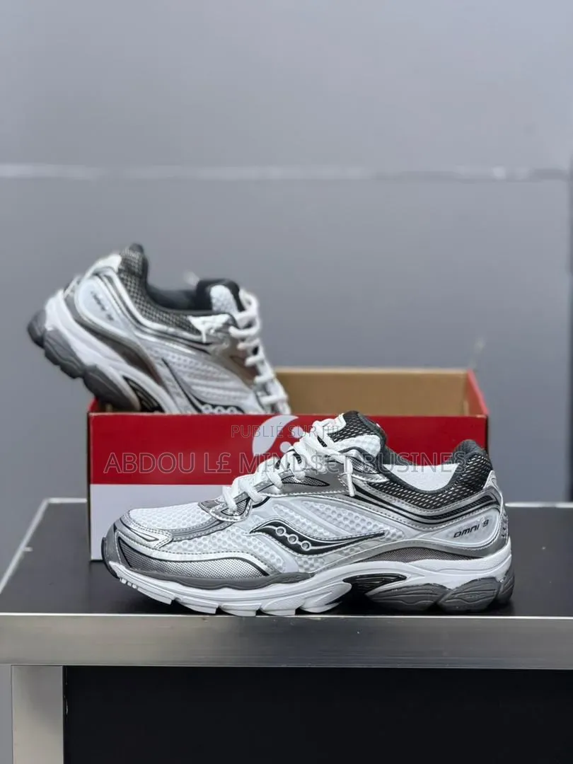 Saucony Omni 9 Couleur Noir Et Blanc Disponible