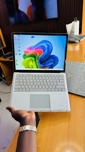 Nouveau Microsoft Surface Laptop 2 8GB Intel Core i5 SSD 256GB