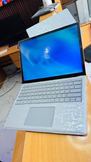 Nouveau Microsoft Surface Laptop 2 8GB Intel Core i5 SSD 256GB