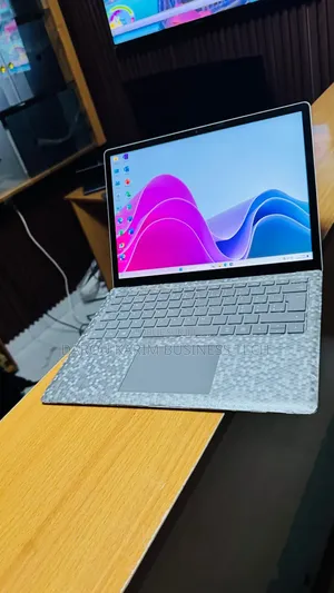 Nouveau Microsoft Surface Laptop 2 16GB Intel Core i7 SSD 512GB