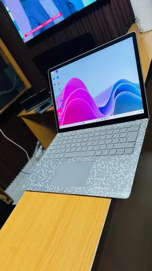 Nouveau Microsoft Surface Laptop 2 16GB Intel Core i7 SSD 512GB