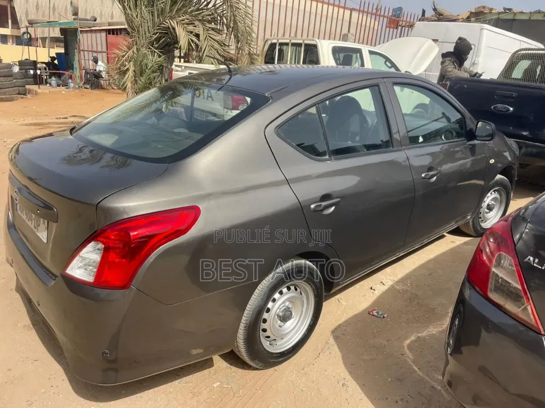 Nissan Almera 2019 Gris