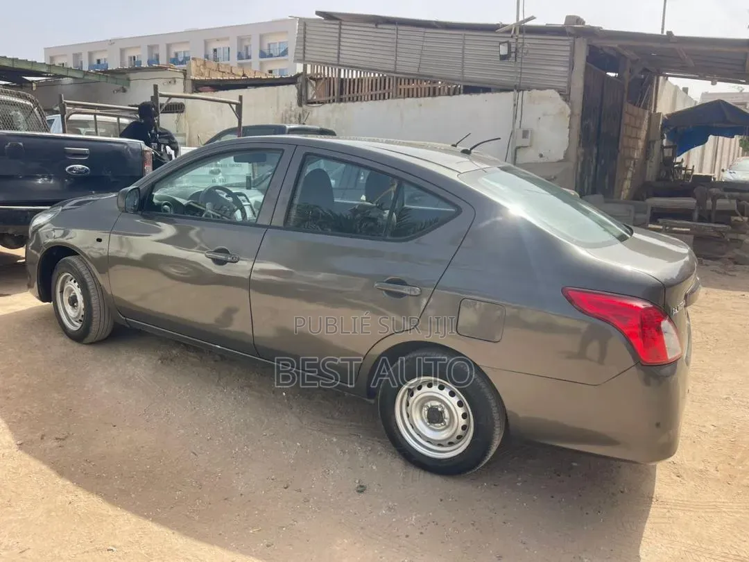 Nissan Almera 2019 Gris