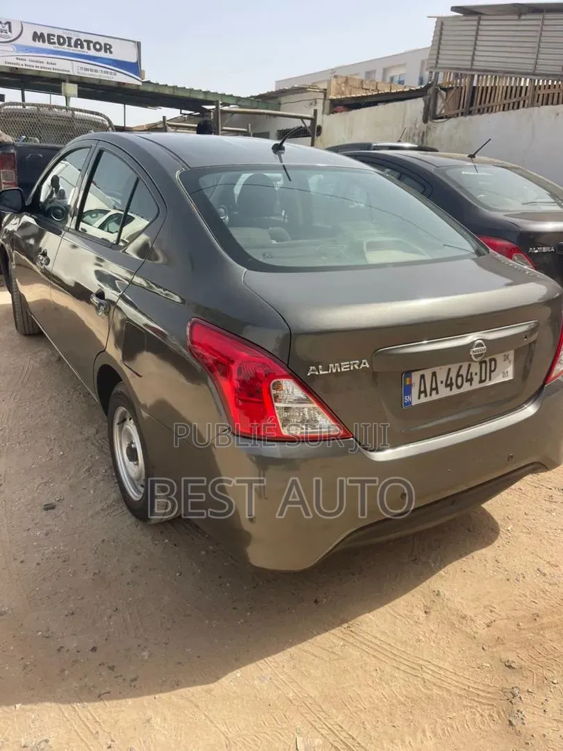 Nissan Almera 2019 Gris