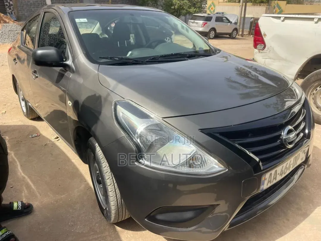Nissan Almera 2019 Gris