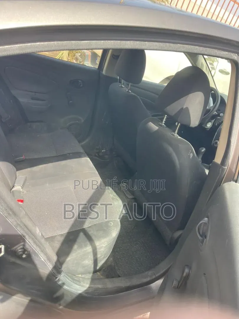 Nissan Almera 2019 Gris