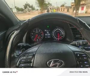 Hyundai Elantra 2018 Jaune