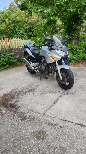 Honda CB 2025 Gris