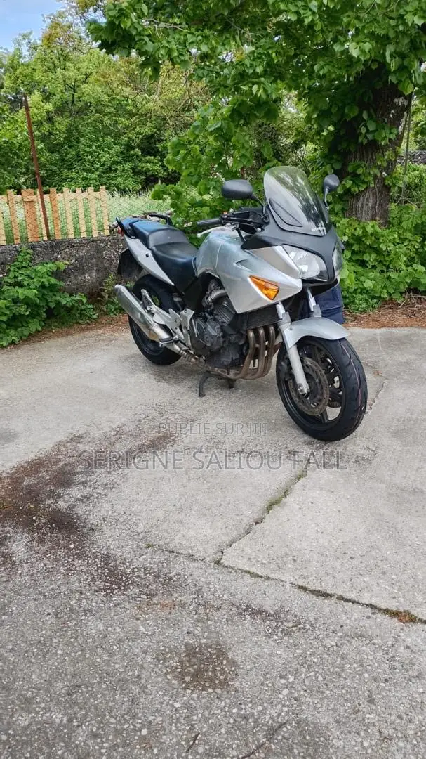Honda CB 2025 Gris