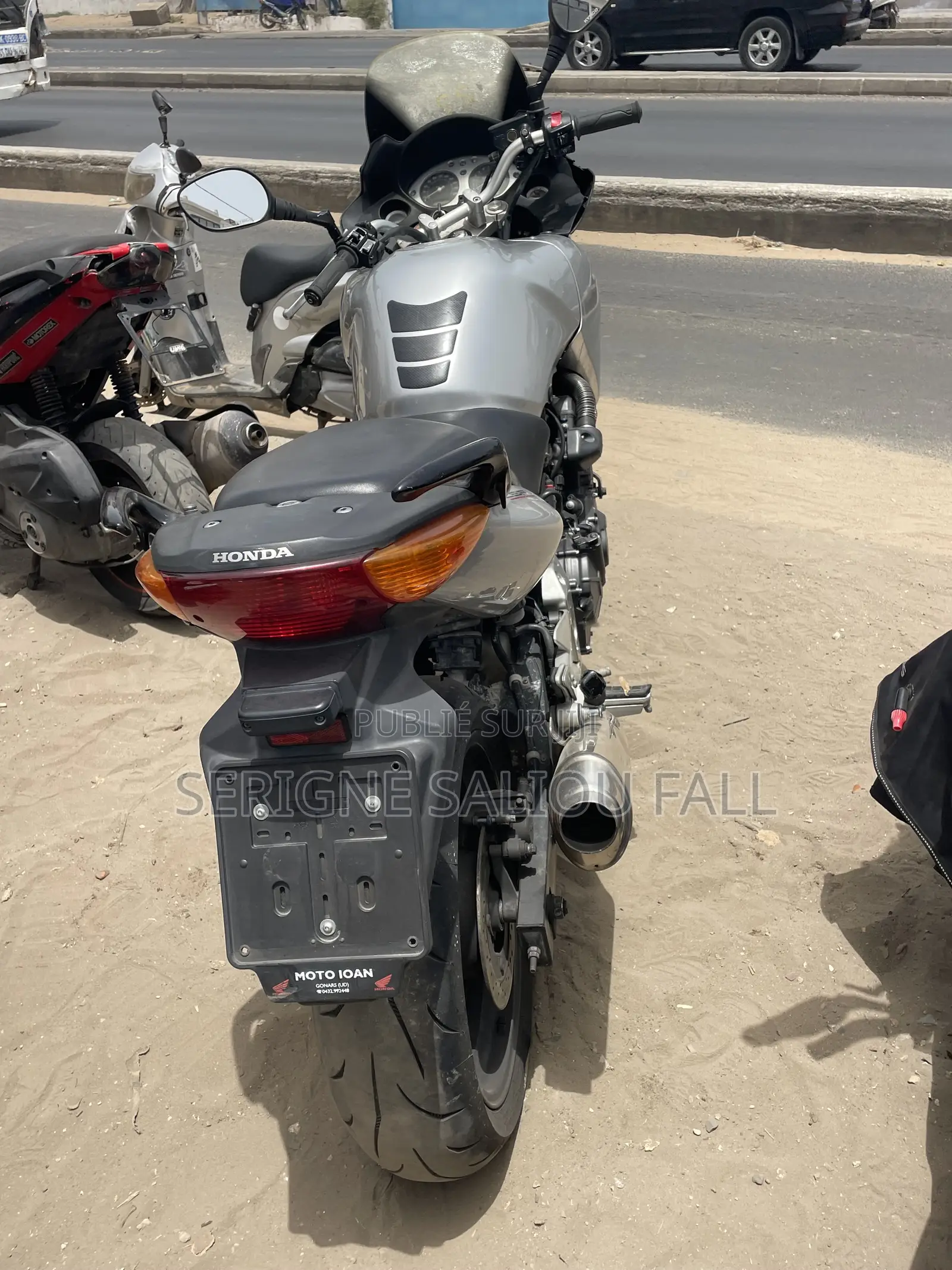 Honda CB 2025 Gris