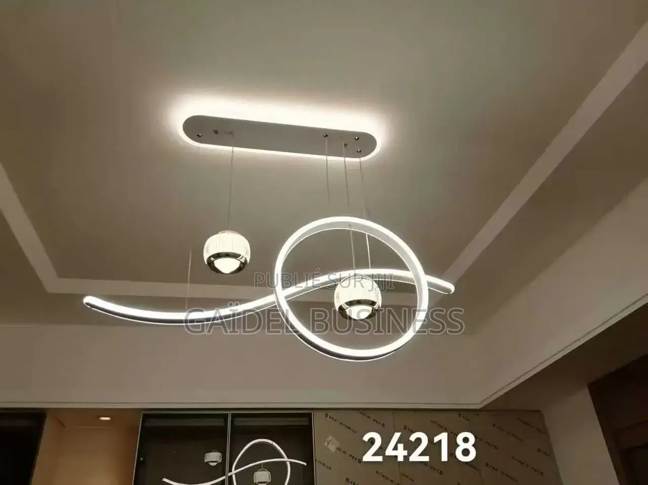 Lustre Led Contemporain – Silhouette Ondulée Et Cœur en Cristal**