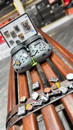 Crocs Basic Gris Disponible