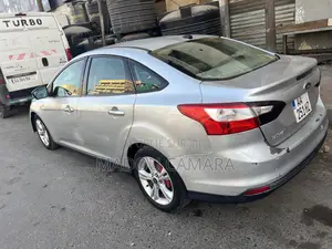 Ford Focus SE 4dr Hatchback (2.0L 4cyl 5M) 2014 Gris