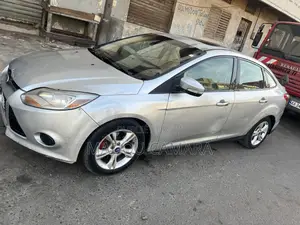 Ford Focus SE 4dr Hatchback (2.0L 4cyl 5M) 2014 Gris