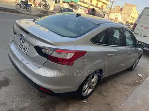 Ford Focus SE 4dr Hatchback (2.0L 4cyl 5M) 2014 Gris