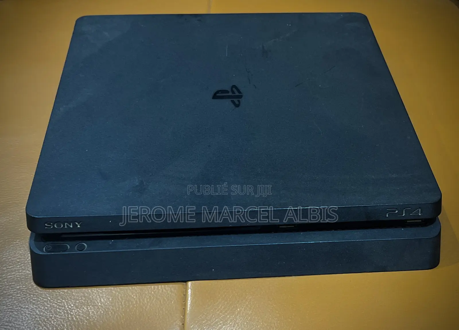 Playstation 4 Slim + 1 Manette