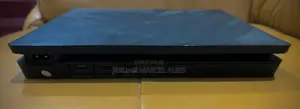 Playstation 4 Slim + 1 Manette