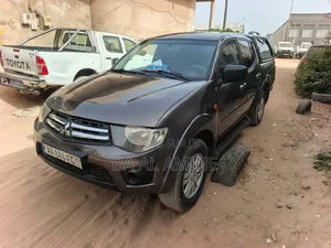 Mitsubishi L200 2010 Gris