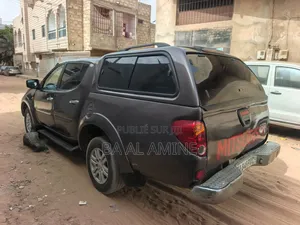 Mitsubishi L200 2010 Gris