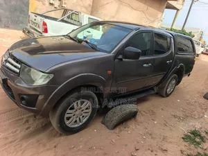 Mitsubishi L200 2010 Gris
