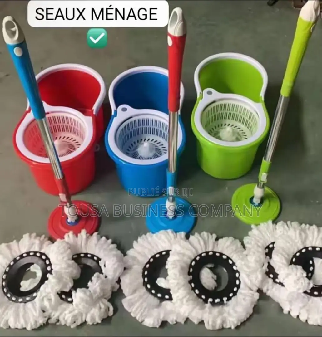 Seau De Ménage Avec Bâton De Serpillières