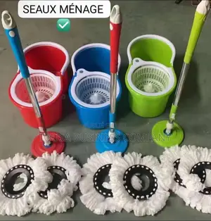 Seau De Ménage Avec Bâton De Serpillières
