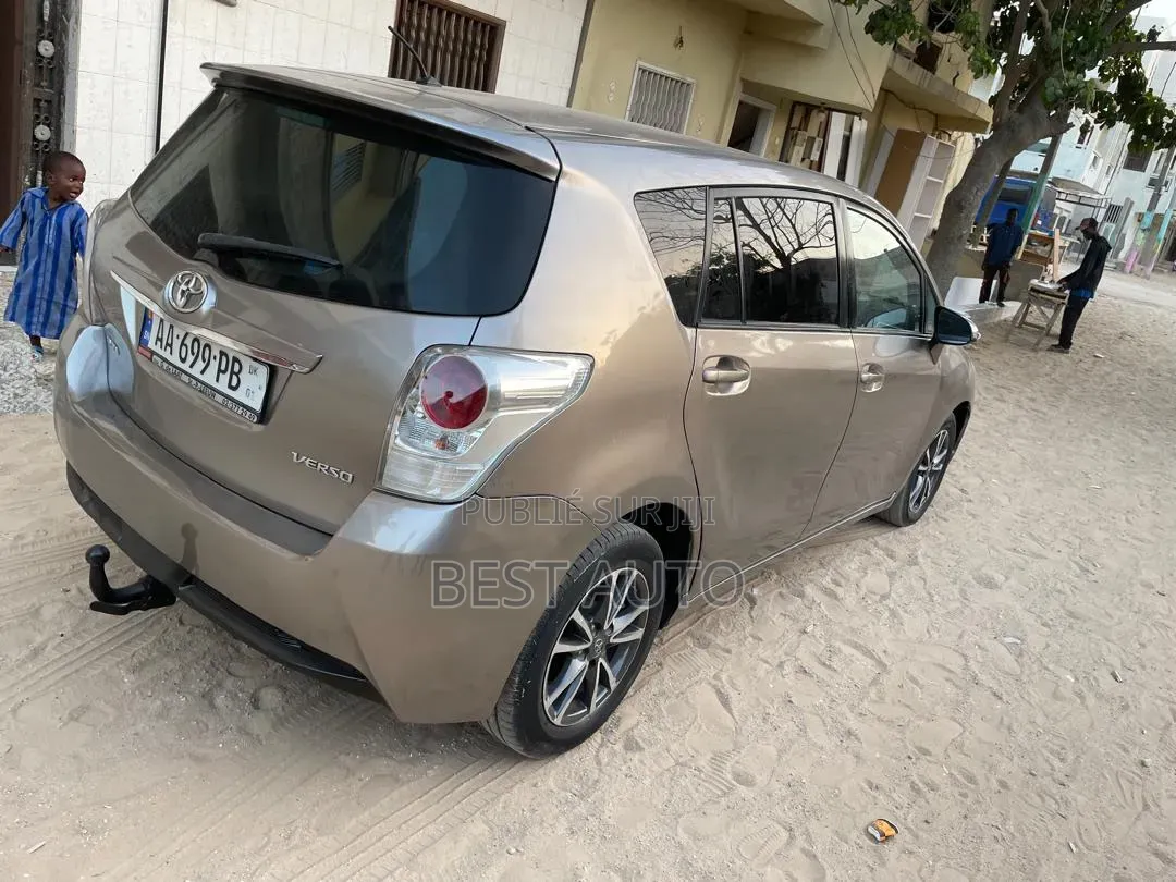 Toyota Verso 2016 Gris