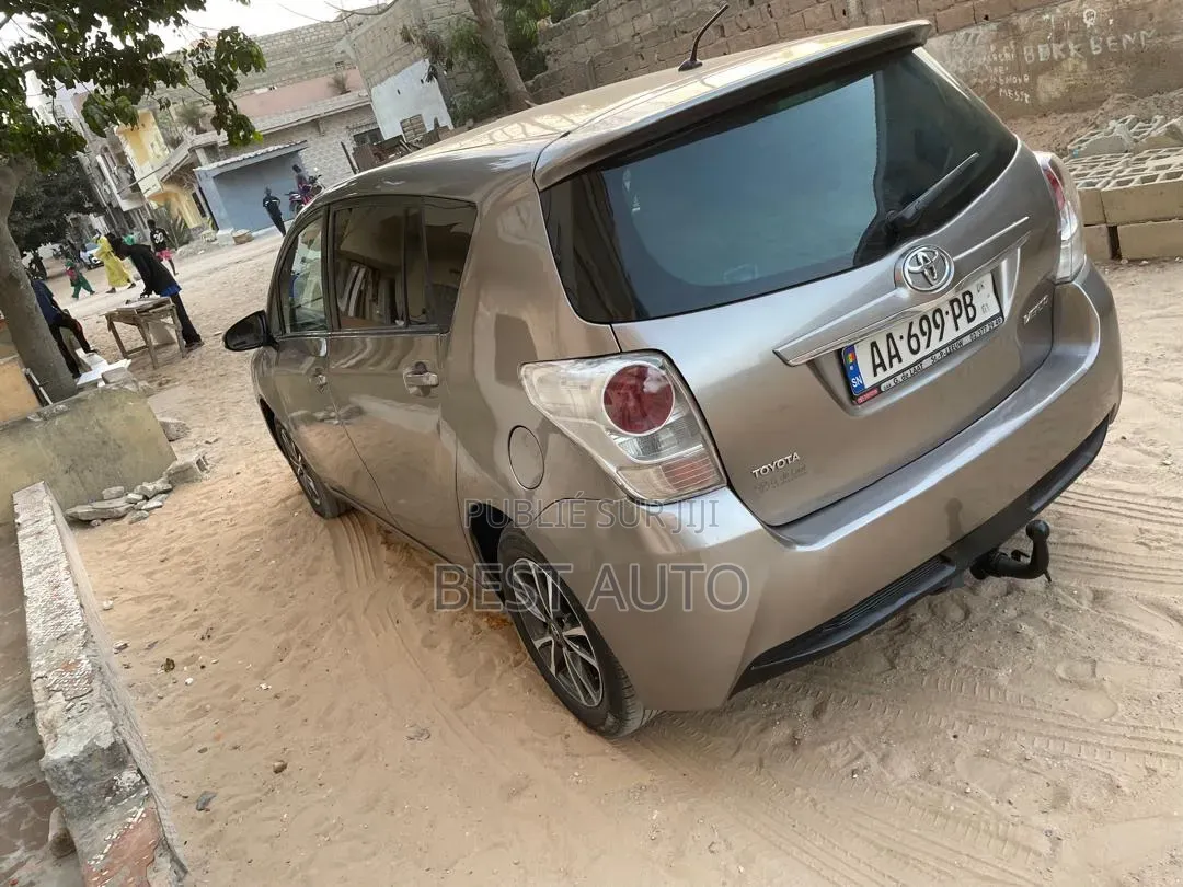 Toyota Verso 2016 Gris