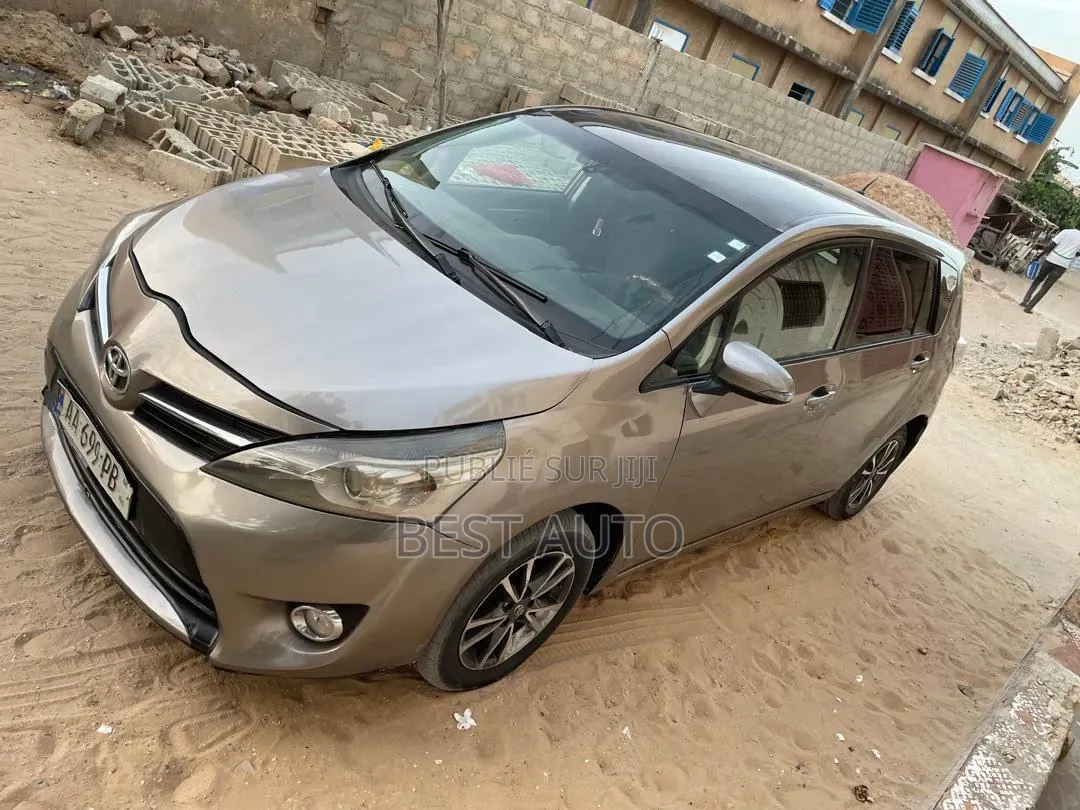 Toyota Verso 2016 Gris