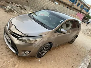 Toyota Verso 2016 Gris