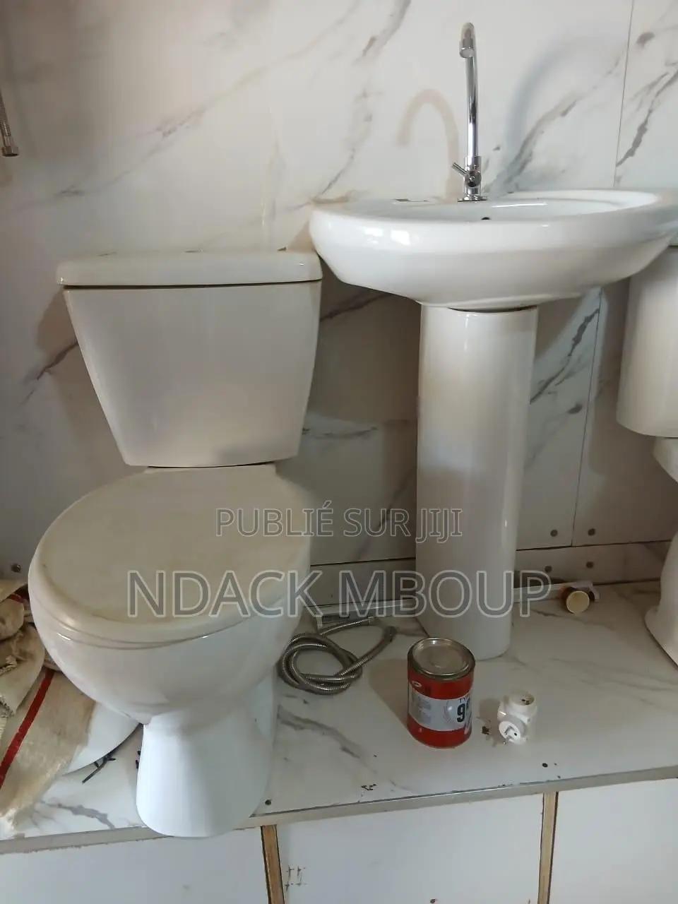 Chaise Anglais Et Lavabo Ensemble