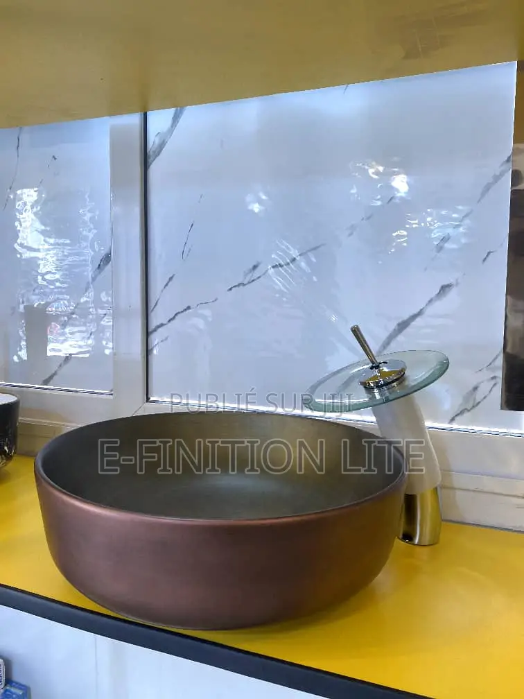 Vasque Avec Un Robinet Mitigeur