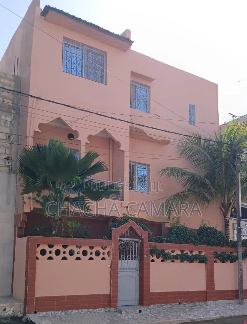 6chbre Maison dans Rassoul Business, Guediawaye à Vendre