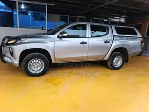 Mitsubishi L200 2022 Gris