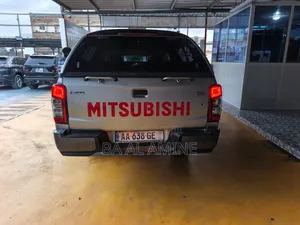 Mitsubishi L200 2022 Gris