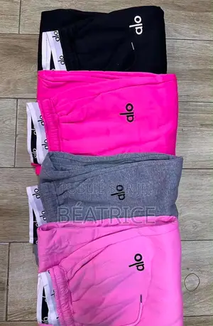 Robe Courte, Joggings Et Jupe Hauts