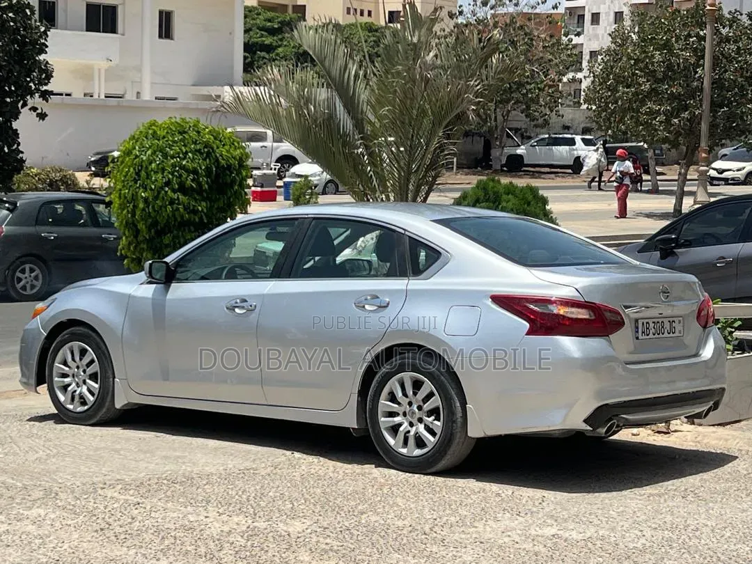 Nissan Altima 2018 Gris