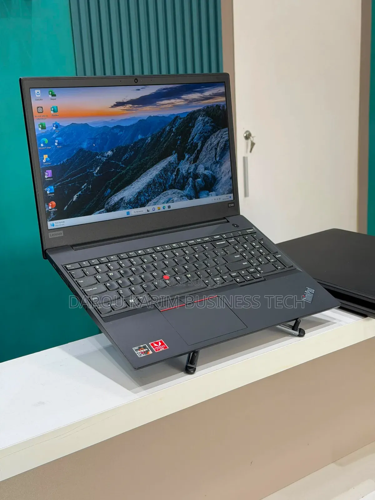 Nouveau Lenovo ThinkPad E585 8GB AMD Ryzen 5 SSD 256GB