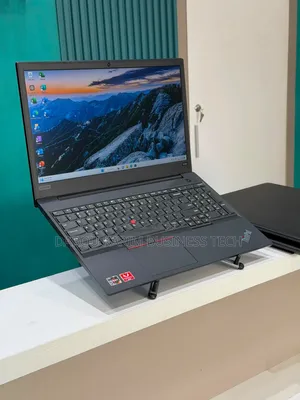 Nouveau Lenovo ThinkPad E585 8GB AMD Ryzen 5 SSD 256GB