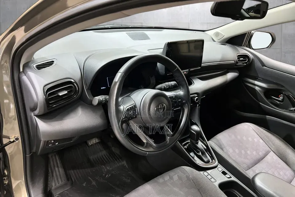 Toyota Yaris 2024 Gris