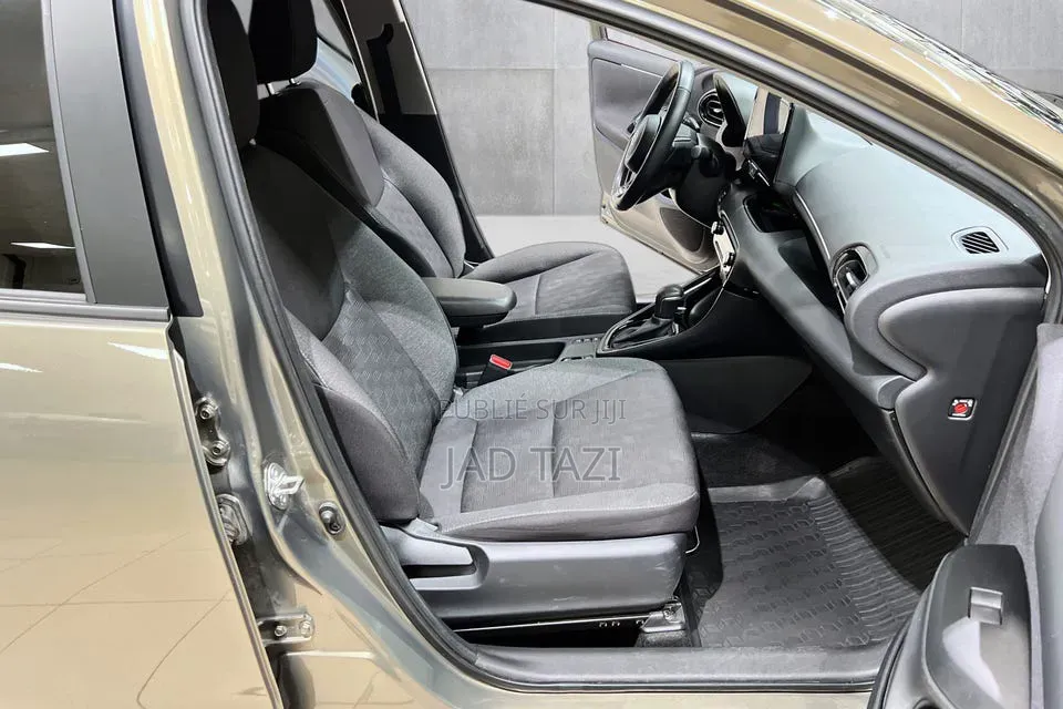 Toyota Yaris 2024 Gris