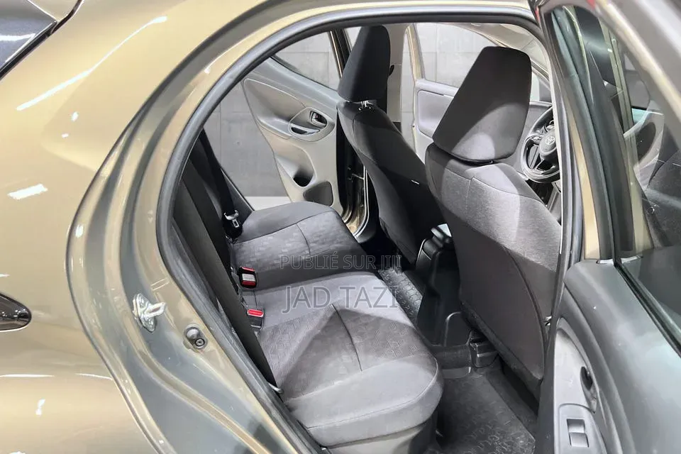 Toyota Yaris 2024 Gris