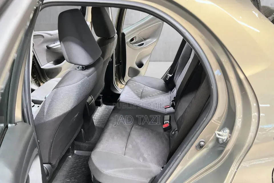 Toyota Yaris 2024 Gris