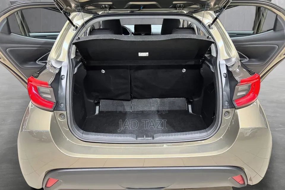 Toyota Yaris 2024 Gris
