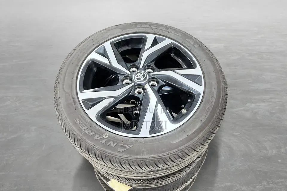 Toyota Yaris 2024 Gris