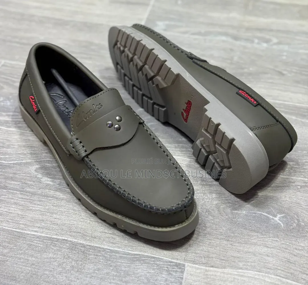 Chaussures De Ville Clarks Disponible