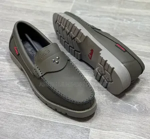 Chaussures De Ville Clarks Disponible