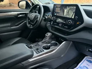 Toyota Highlander Platinum AWD 2023 Gris