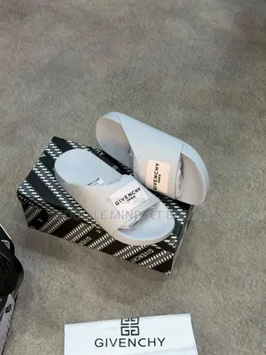 Sandal Givenchy Disponible